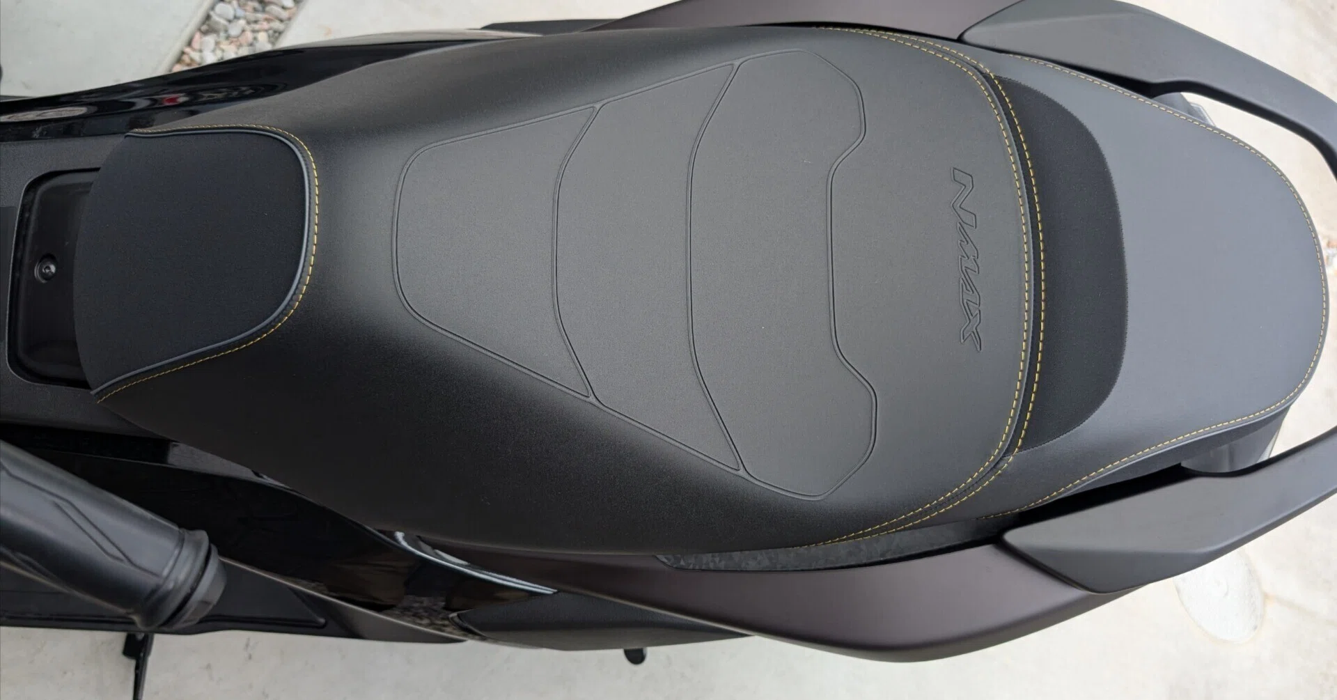 25年式NMAX125のシートを155の物と交換する｜アマクサ