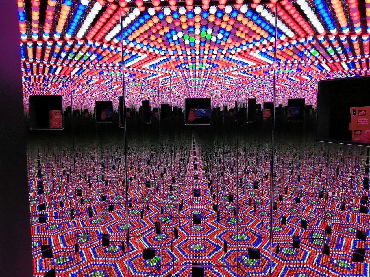 草間彌生 アート 銀と鏡の無限の世界！草間彌生さんの無限の創造力がキラキラ！！＠草間