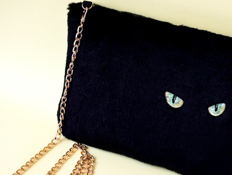 そこに猫がいるかのような。黒猫ショルダーバッグ｜ajico*猫の刺繍小物