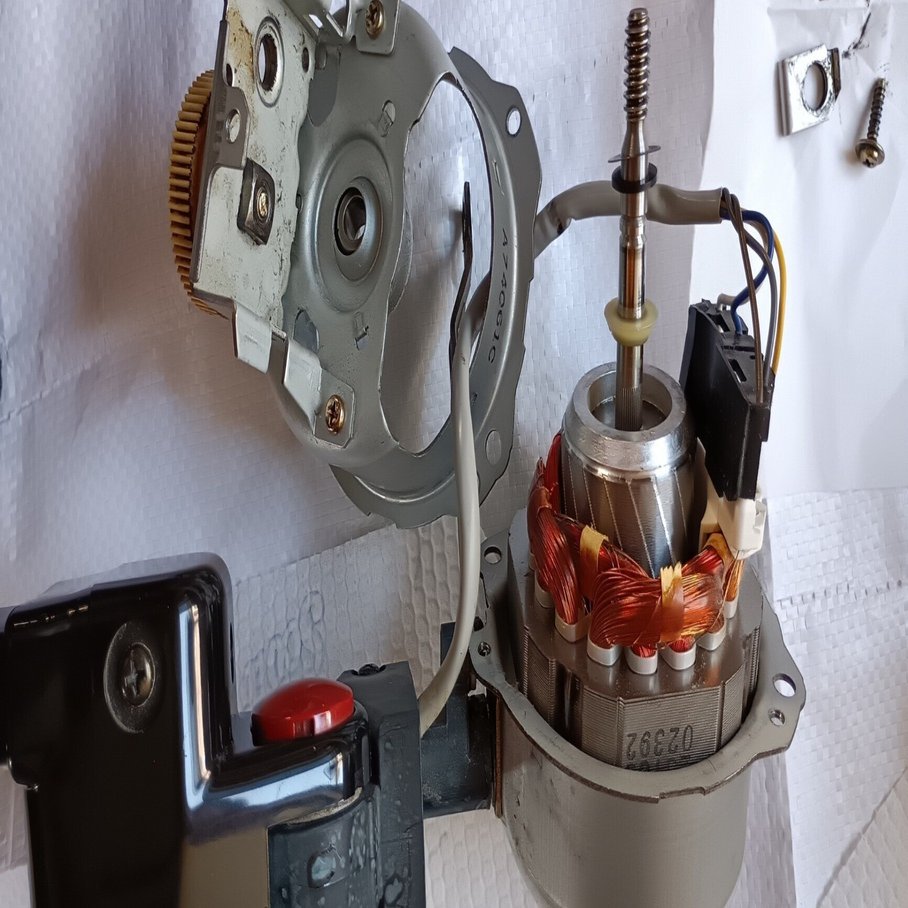 古い扇風機がカタンカタンと音を立てるようになったので、分解して掃除