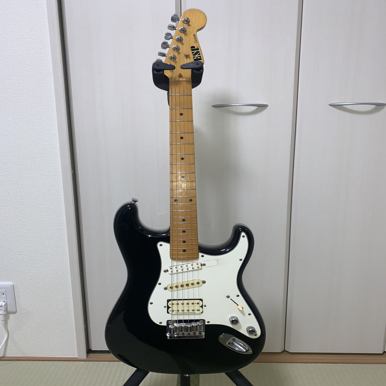 レジェンダリーギタリスト　JAKE E.LEE ヤングギター Amazon.co.jp: レジェンダリー ギタリスト ジェイク・E・リー