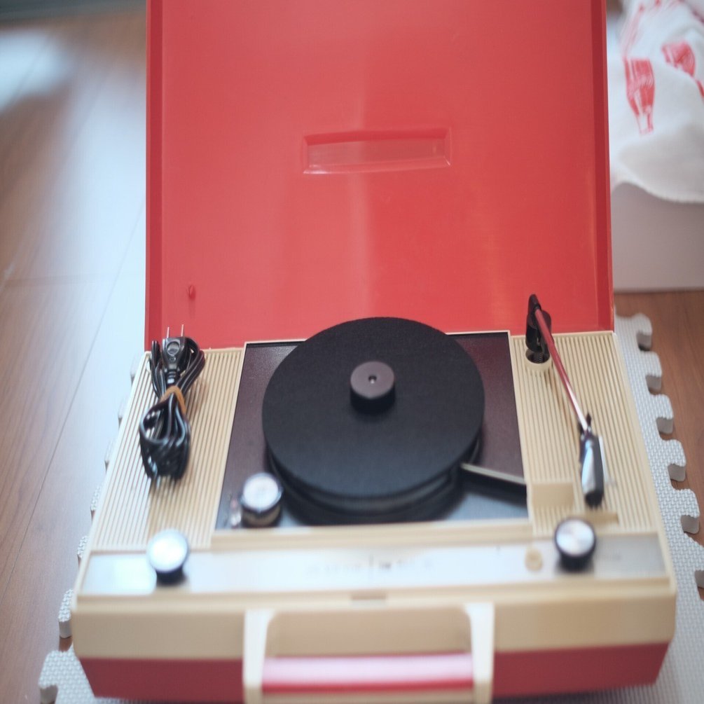 鮮やかな赤のレコードプレーヤー ビクター（Victor）｜PE-8400 その①