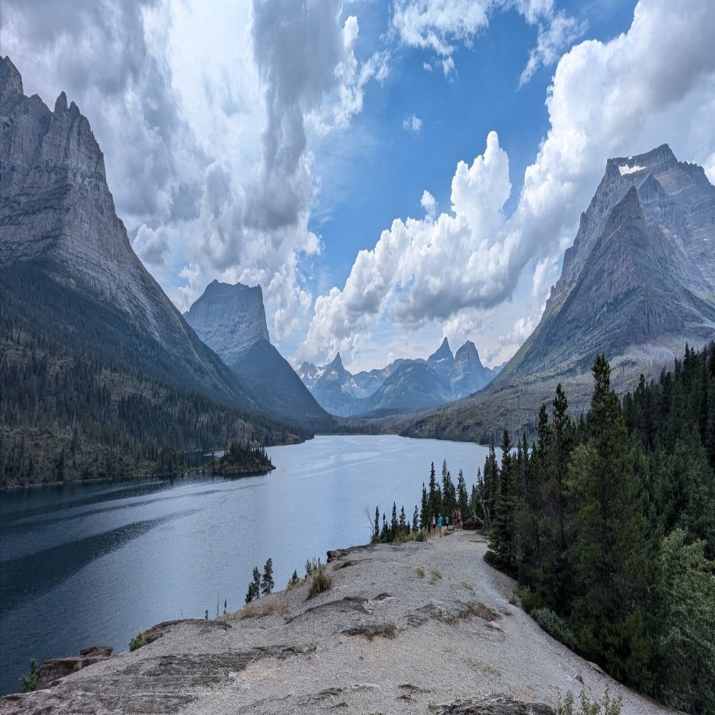 ロッキー山 国境にまたがるロッキーの山が美しい国立公園 グレイシャー国立公園に