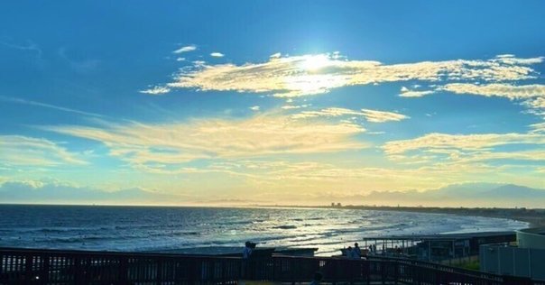 夕焼けに染まる海原青空が遠くに残り交わる風景｜空と光と風太郎