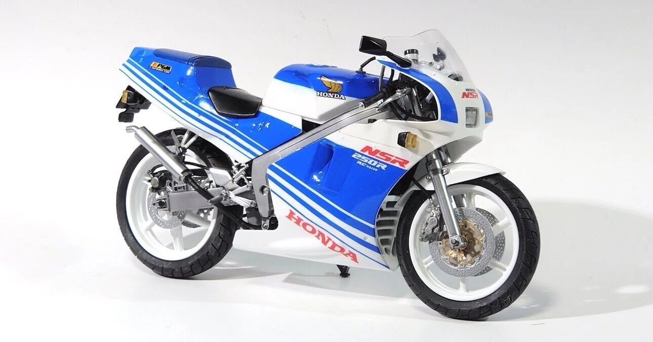 先輩にプレゼントした青テラNSRのお話(アオシマ 1/12 NSR250R)|はるさー 先輩にプレゼントした青テラNSRのお話(アオシマ 1/12 NSR250R)|はるさー