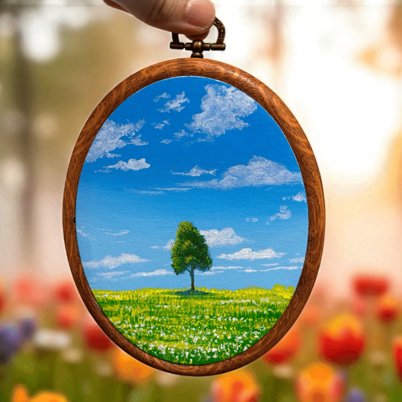 風薫る丘 ─ 刺繍枠に描いた風景画｜癒しのアート⭐︎荻野美沙(おぎのみさ)