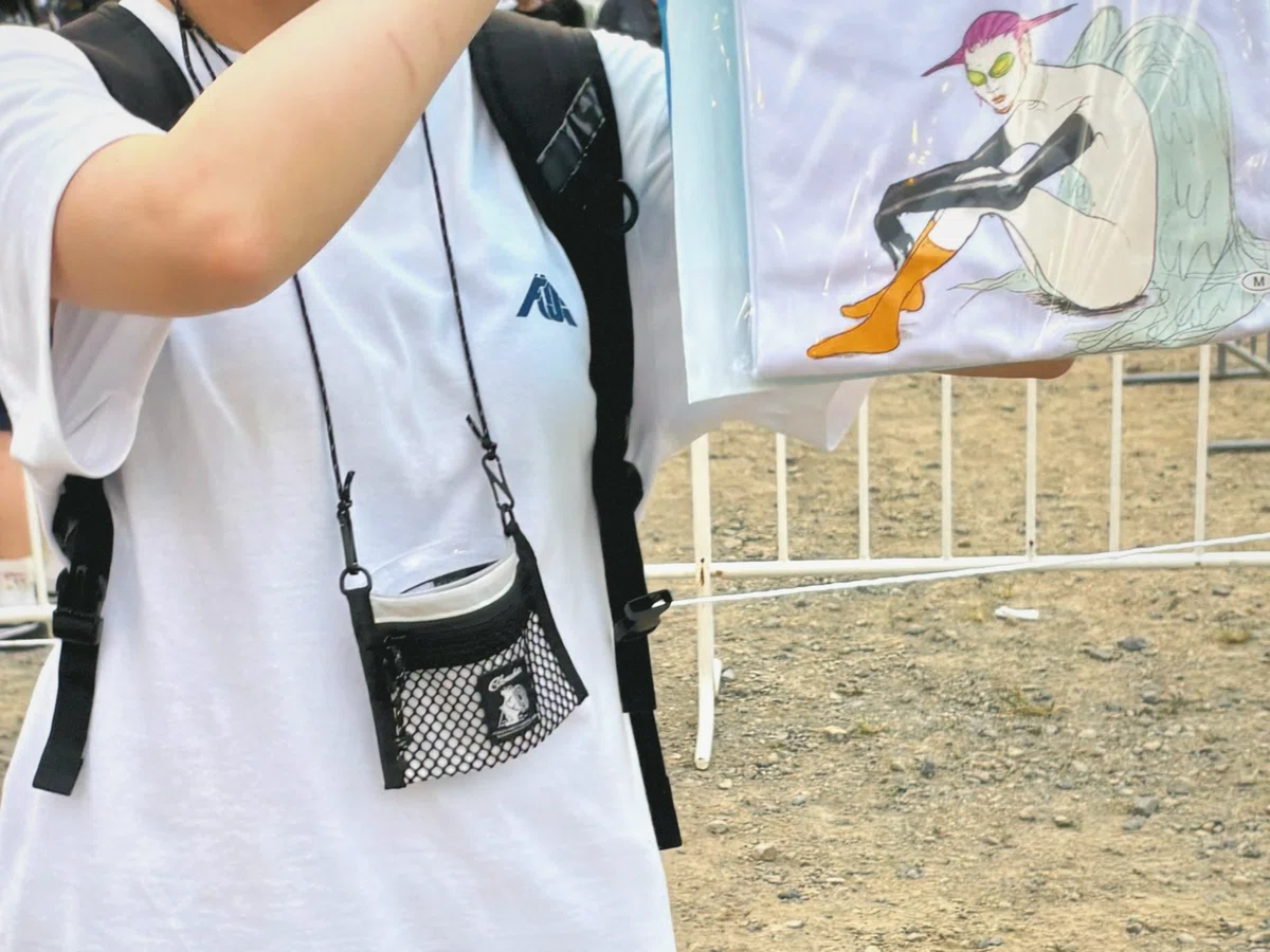フジロックで勢喜遊のTシャツを持っている写真