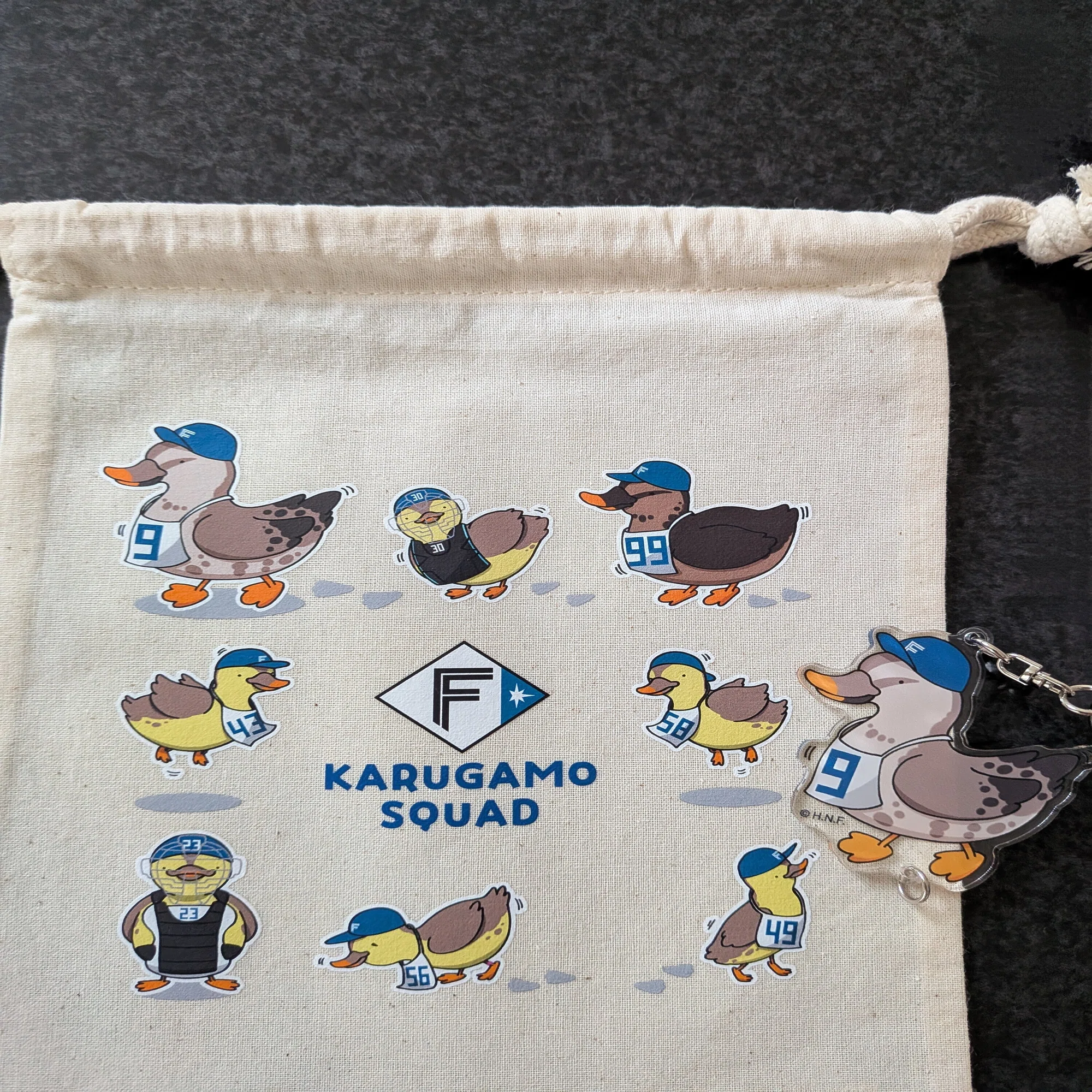 オンラインで予約していたカルガモ隊グッズが届いた? 親ガモもその 
