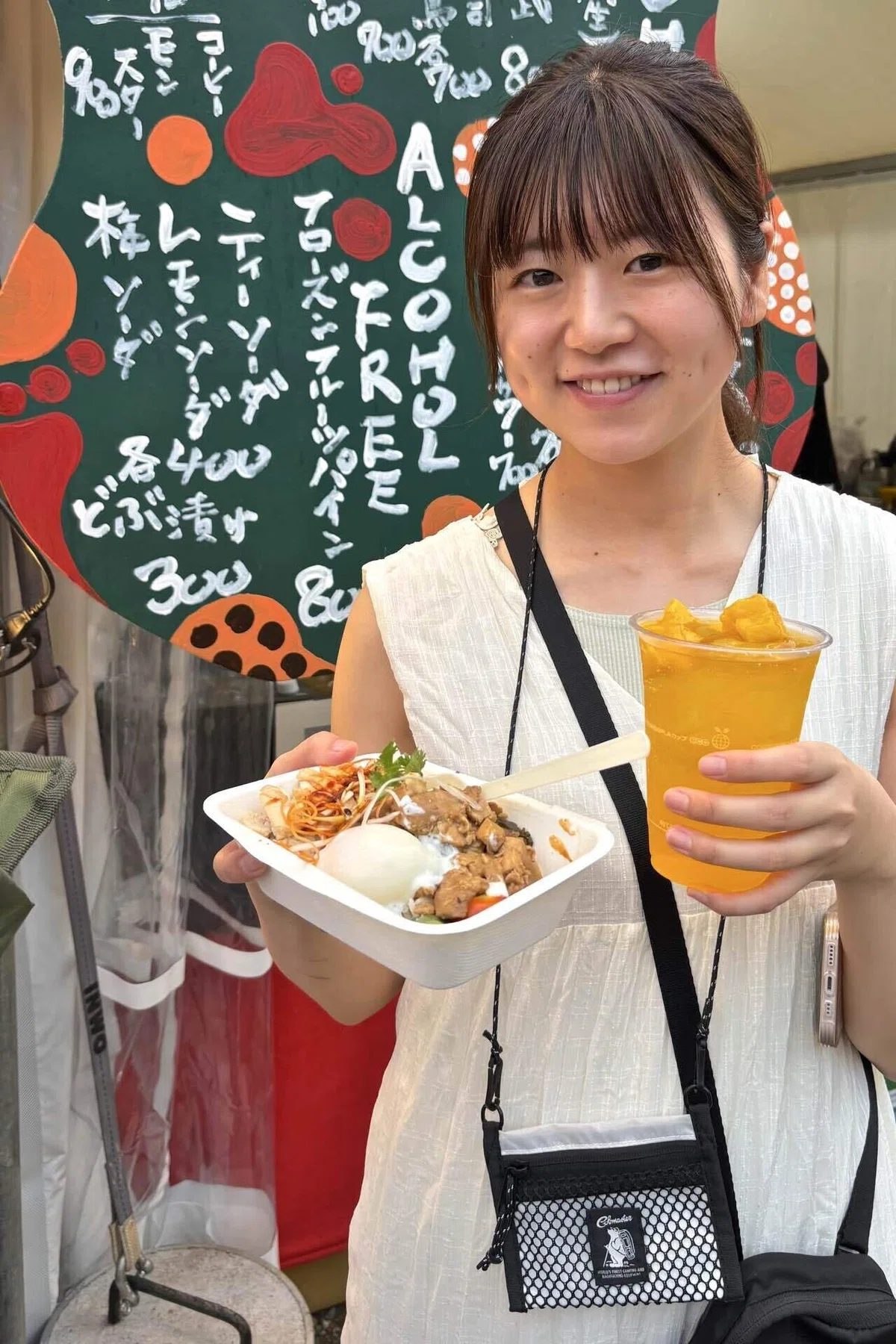 フジロックでフェス飯を食べる写真