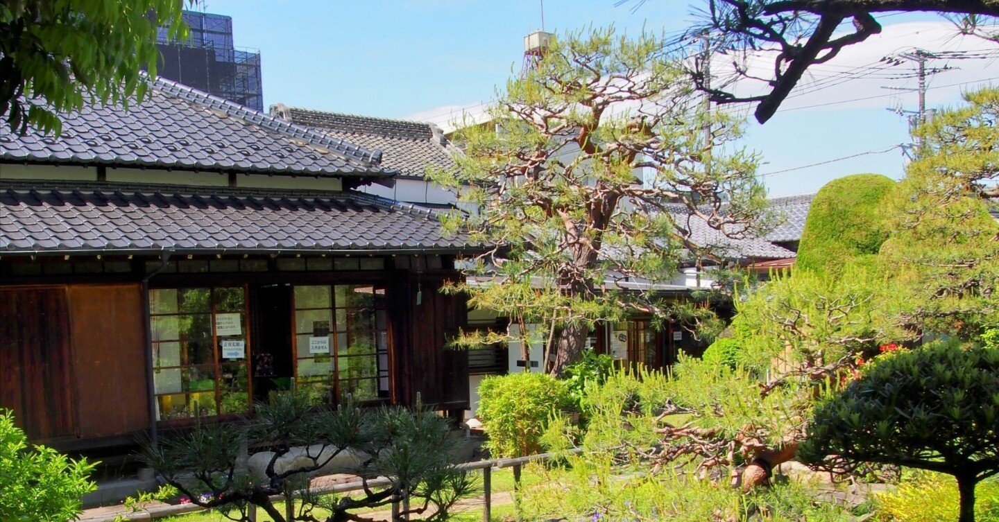 静かに佇む古民家庭園。蕨市立歴史民俗資料館分館の庭。｜niwa_emon