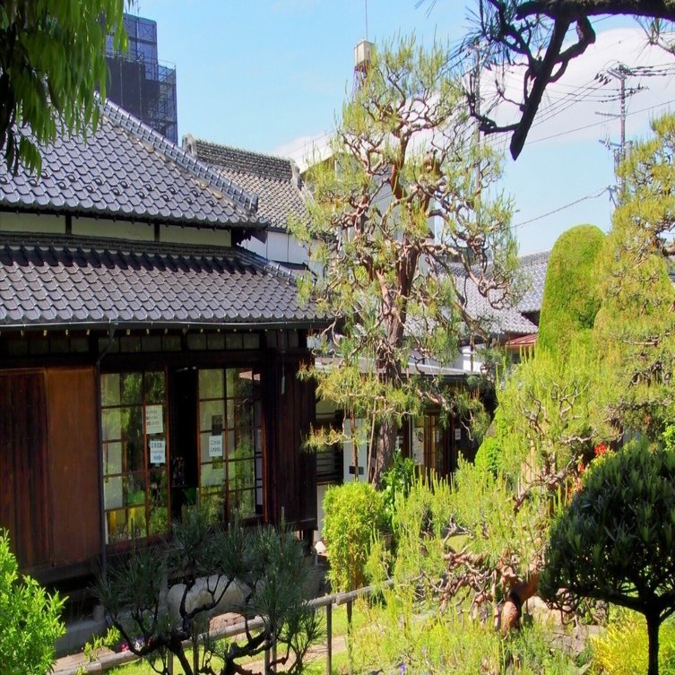 静かに佇む古民家庭園。蕨市立歴史民俗資料館分館の庭。｜niwa_emon