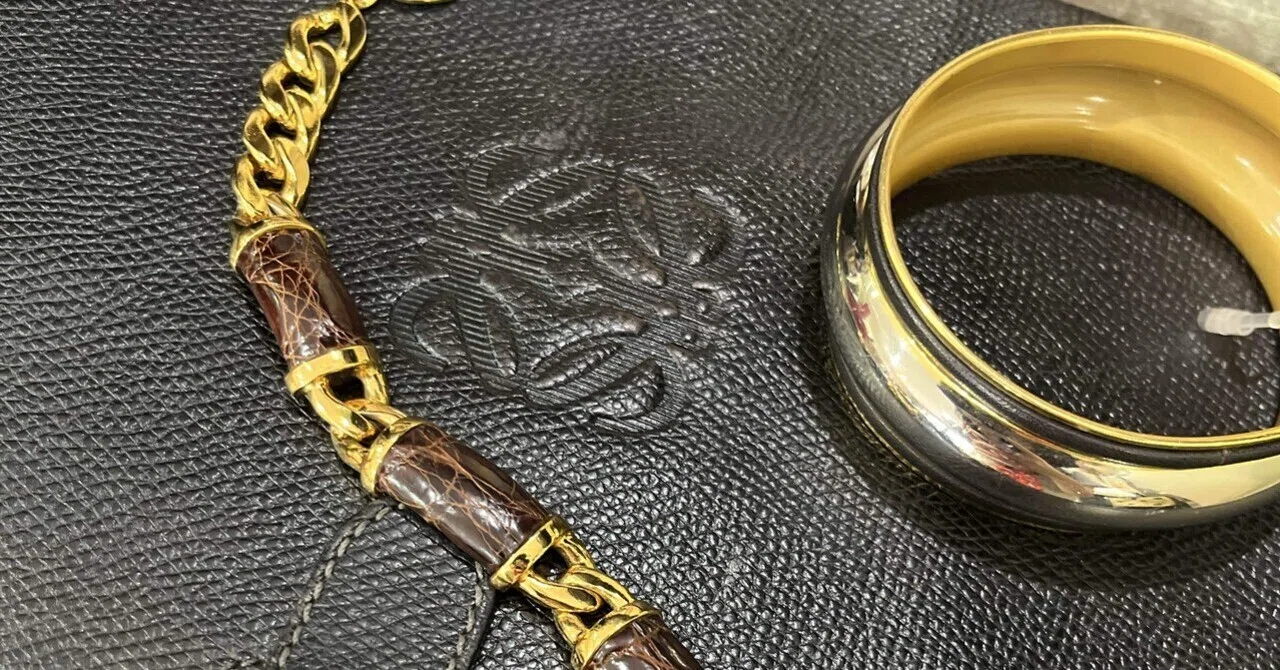 1万円台から多数！LOEWEヴィンテージアクセサリーで魅せる大人の装い 