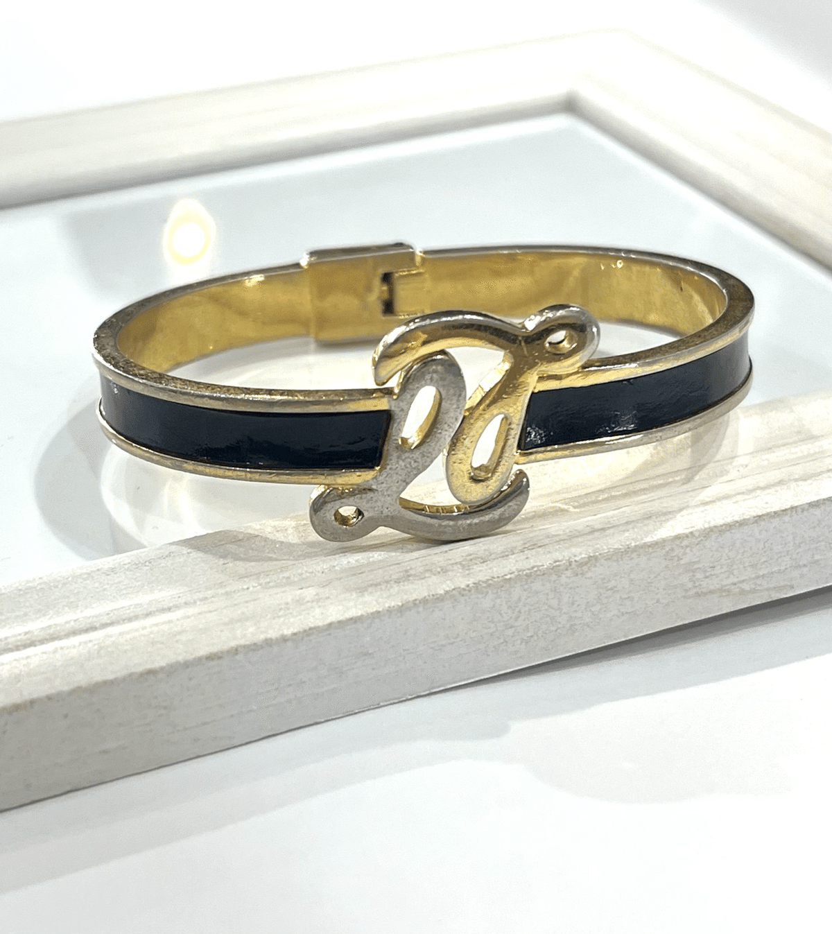 LOEWE ロエベ ヴィンテージ ゴールド バングル 1万円台から多数!LOEWEヴィンテージアクセサリーで魅せる大人