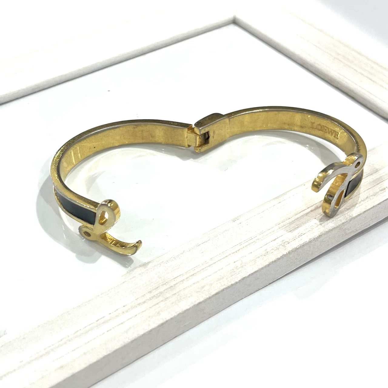 1万円台から多数！LOEWEヴィンテージアクセサリーで魅せる大人の装い 