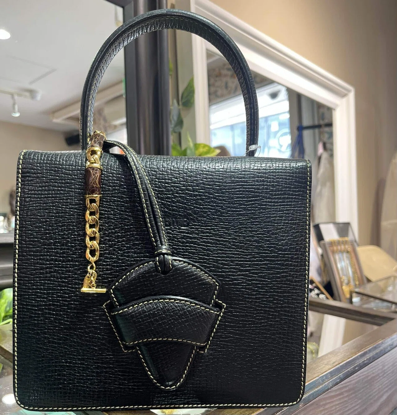 1万円台から多数！LOEWEヴィンテージアクセサリーで魅せる大人の装い