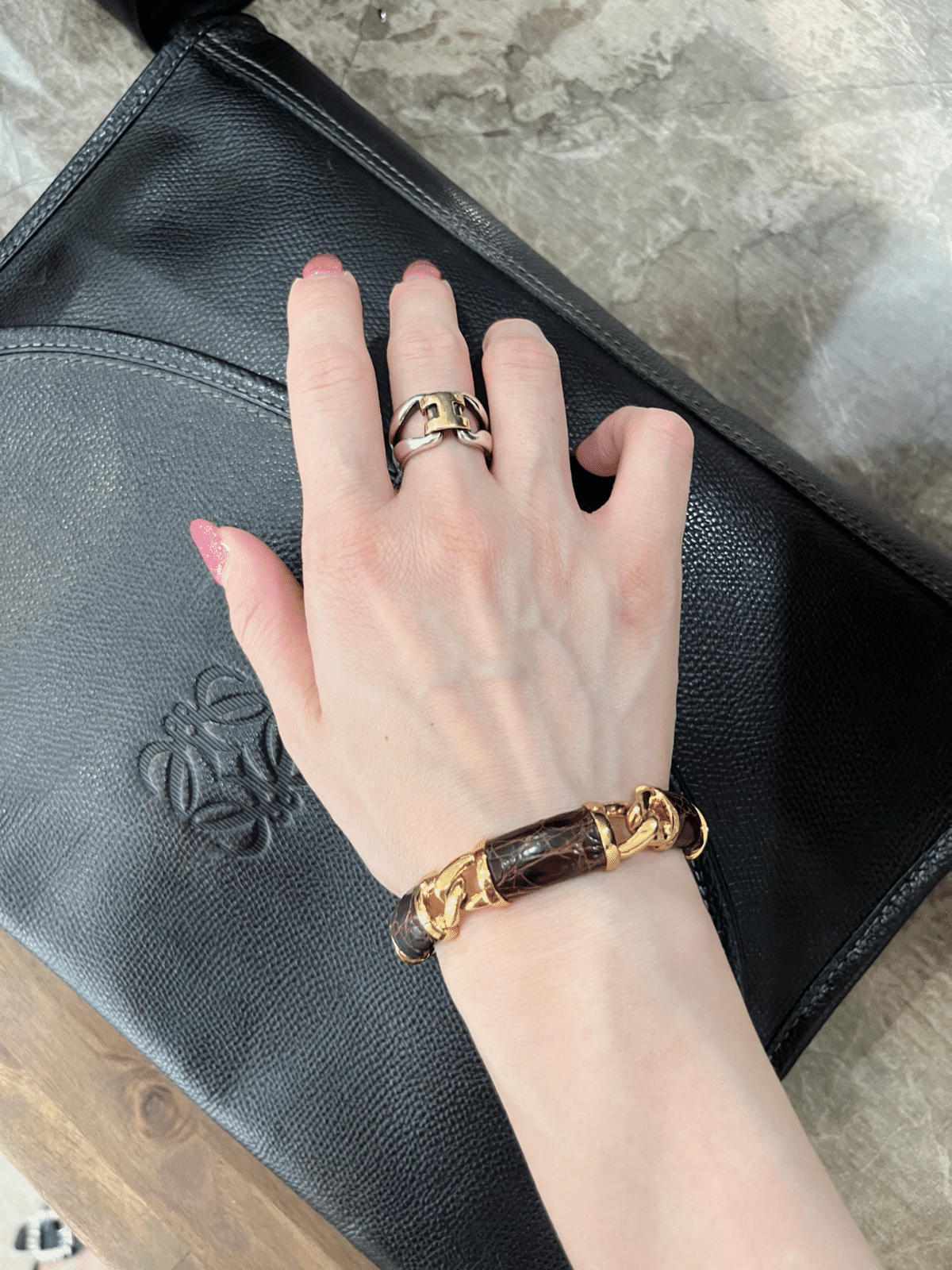 LOEWE ロエベ ヴィンテージ ゴールド バングル 1万円台から多数!LOEWEヴィンテージアクセサリーで魅せる大人