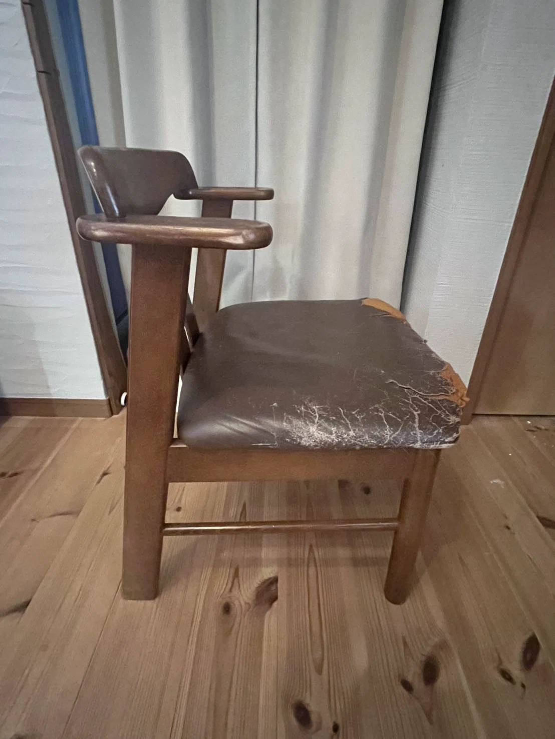 杉田木工所で受注するダイニングチェアの座面張り替え修繕について