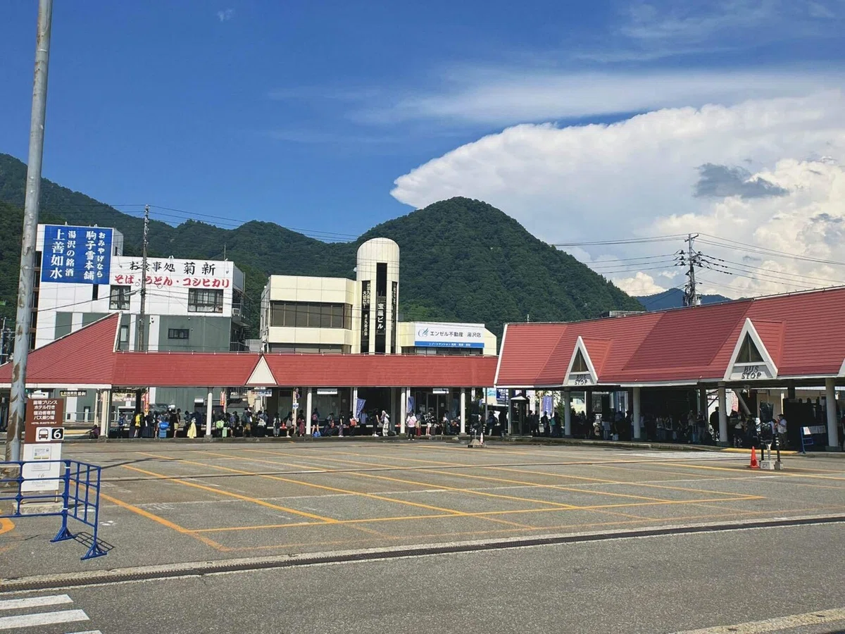 越後湯沢駅前の様子の写真
