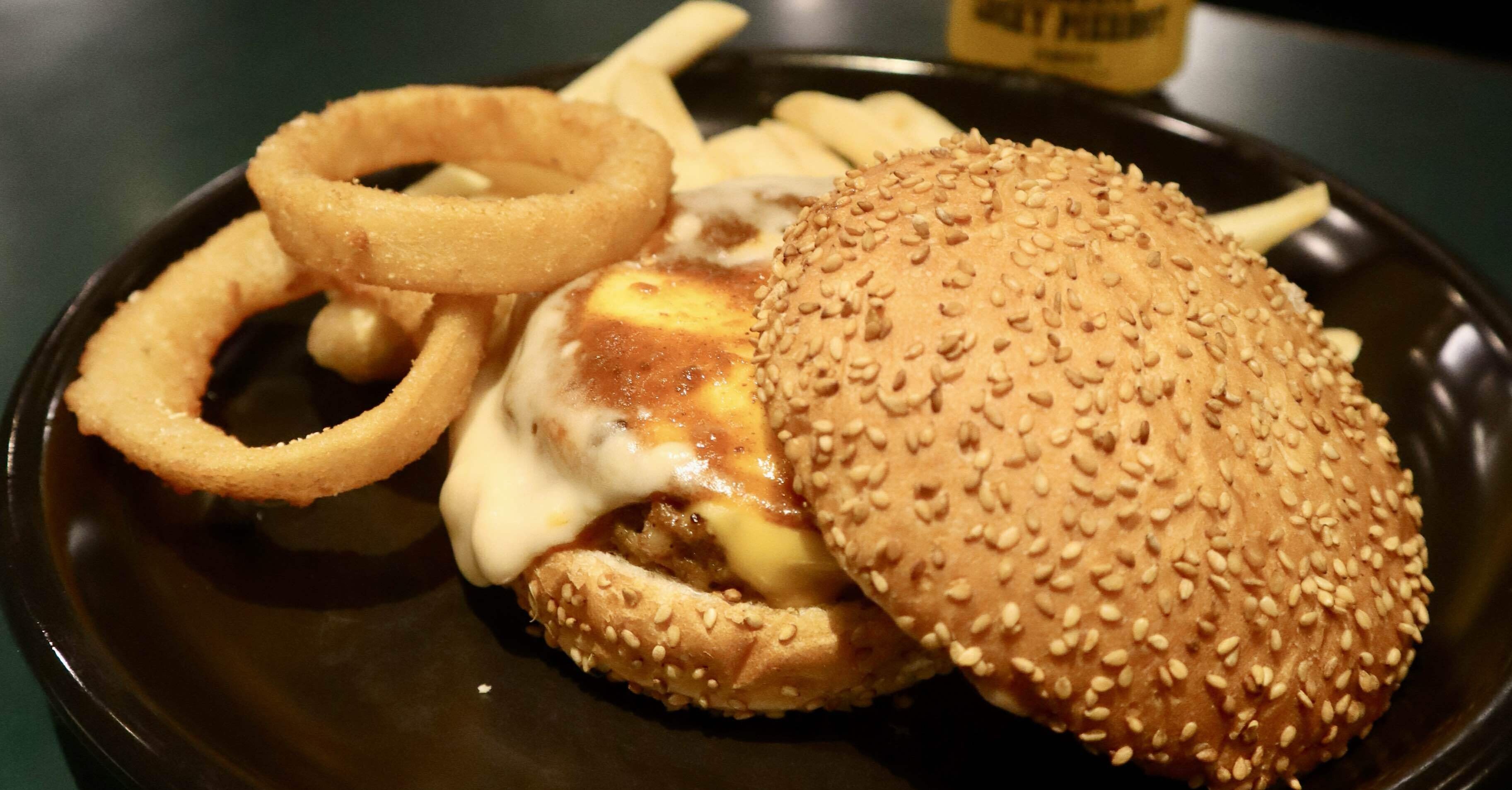 バッジ　ラッキーピエロ　ハンバーガー　黄色 バッジ ラッキーピエロ ハンバーガー 黄色 バッジラッキーピエロ