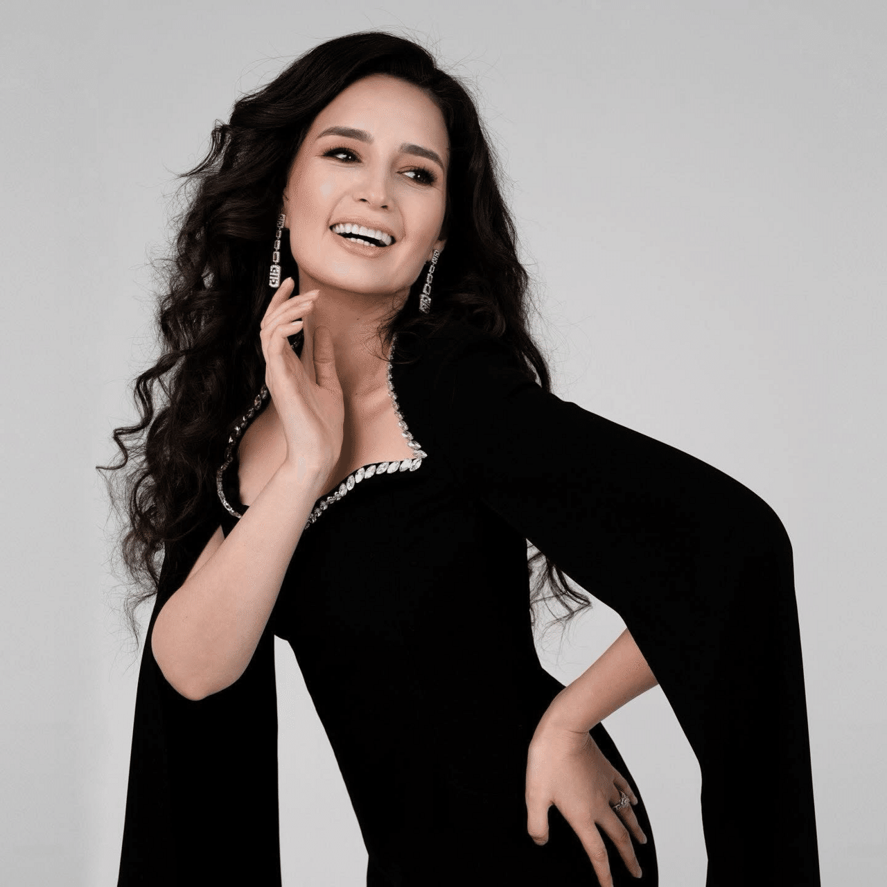 貴重!! カザフスタン スタッフピン 非売品 大阪万博 貴重】非売品 大阪・関西万博 カザフスタンスタッフピンバッジ - メルカリ