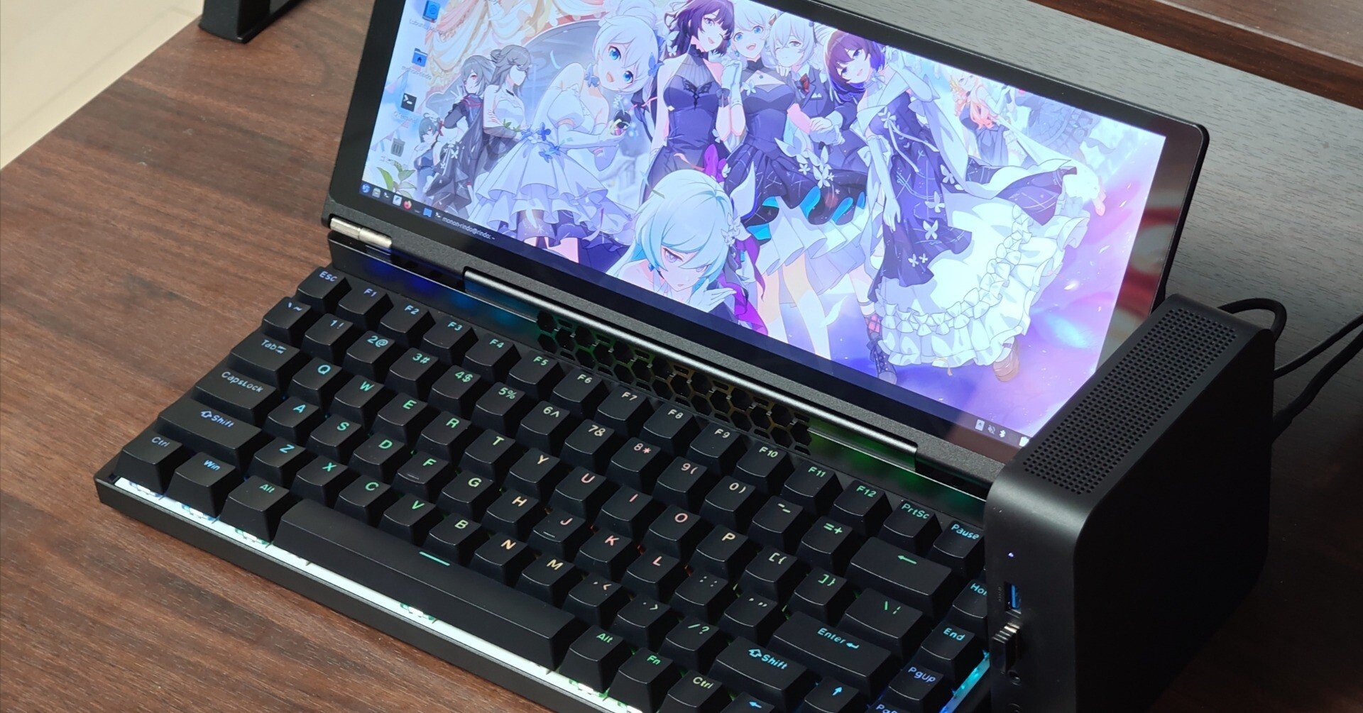 サンコーの10インチモニター搭載メカニカルキーボード