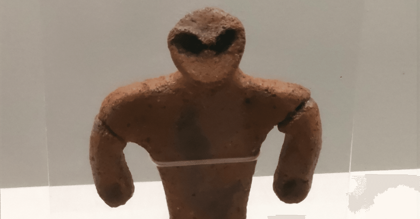 気になる土偶#132：アスファルトで描かれた目/大館郷土博物館｜のんてり