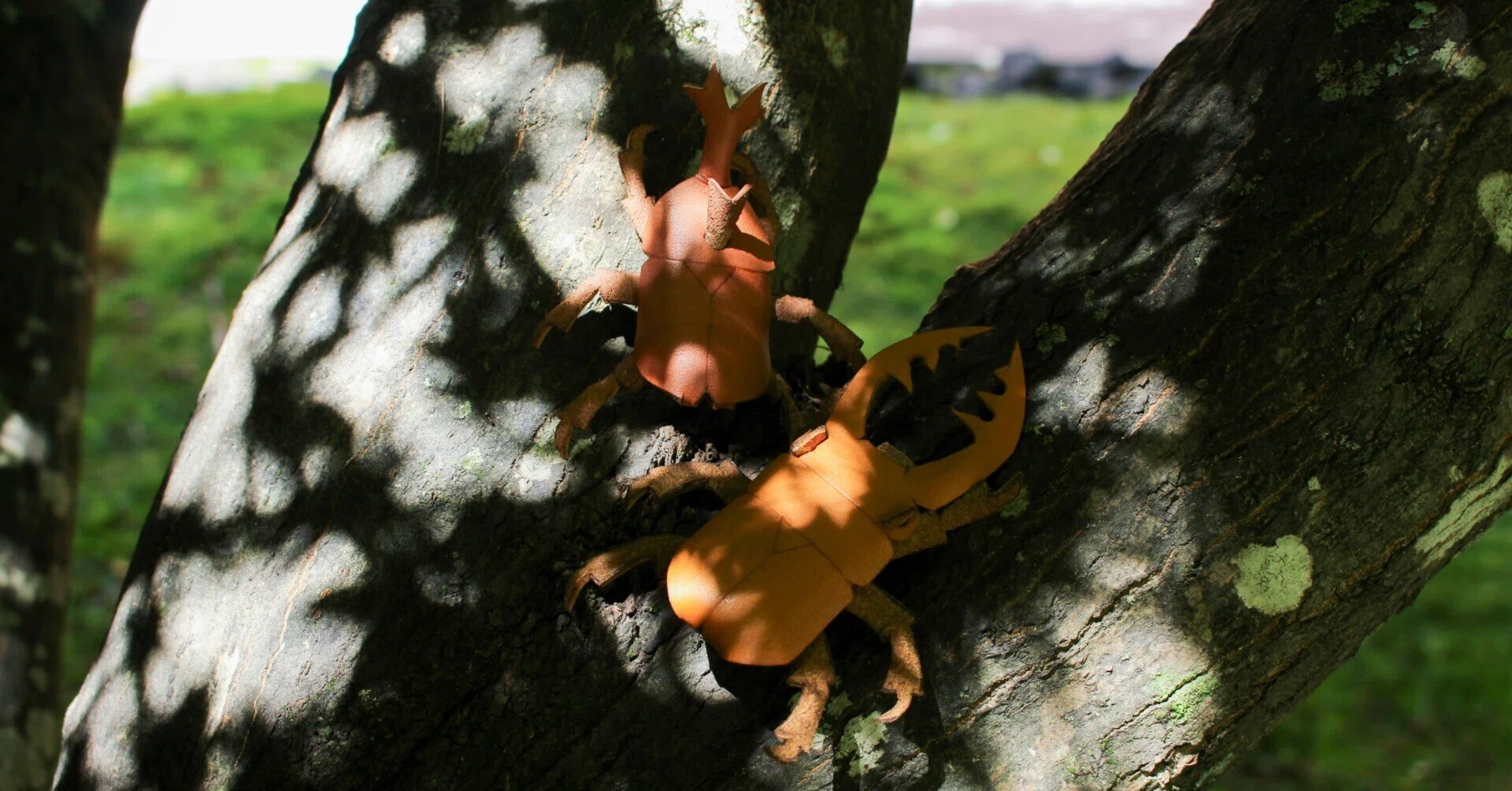 夏限定でお店に登場、土屋鞄の職人がつくった一枚革のカブトムシを 