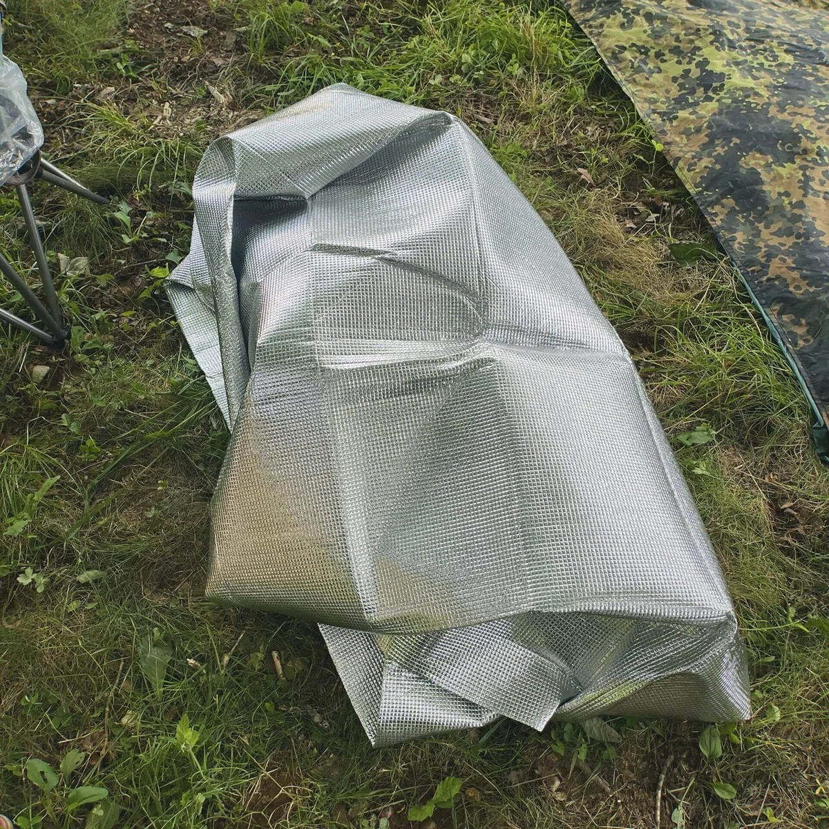レジャーシートで荷物を包む写真