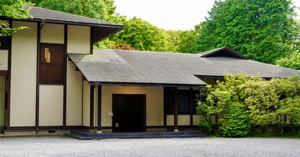 引込み戸により開口部を最大限生かした近代数寄屋建築。吉田五十