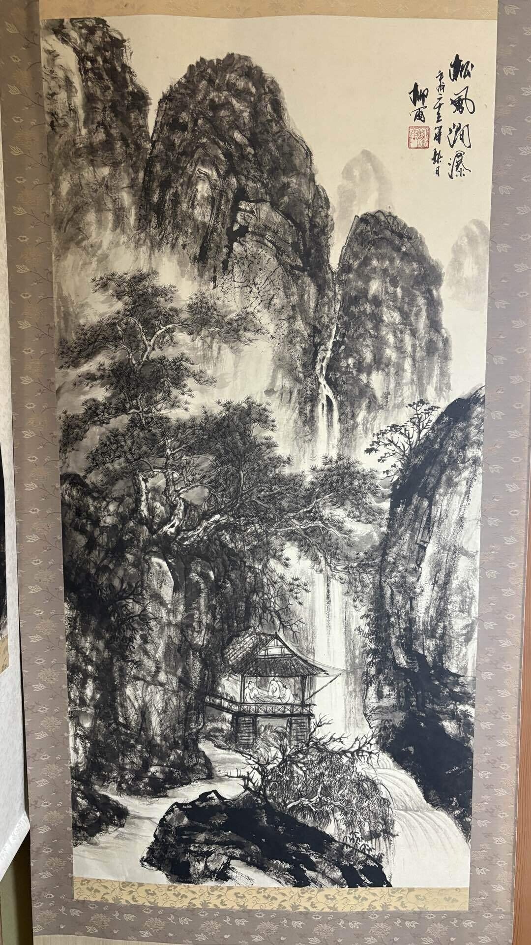 実家にぶら下がってた母の作品…結構本格的な水墨山水画だった件