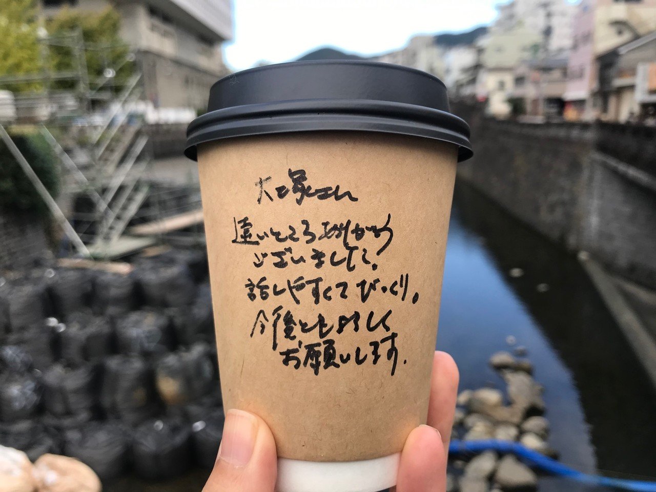 店長の感性で選ばれたコーヒーと本が並ぶ「ひとやすみ書店