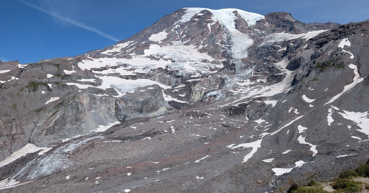 連なる山 Mount Iizuna Climbing] A mountain with flowers and