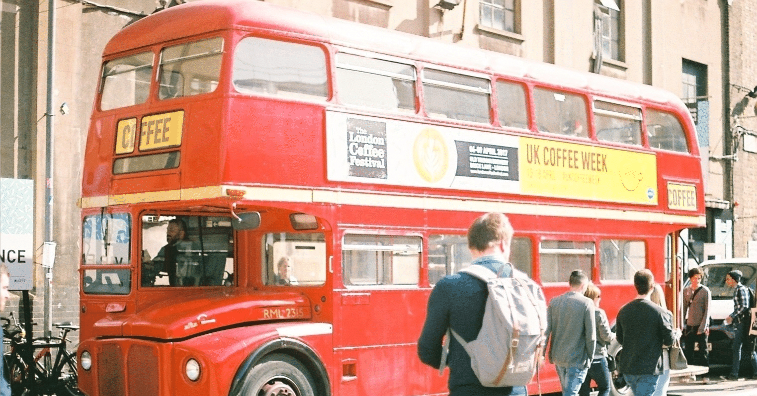 4コマ漫画】日本じゃ絶対ありえない!? ロンドンバスのゆるすぎる運転手