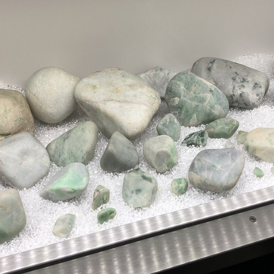 海岸で拾った石 翡翠？