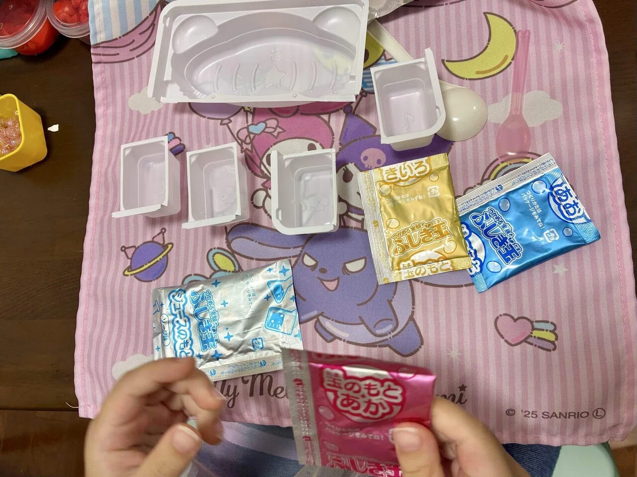 知育菓子『つかめる実験！ふしぎ玉』｜星干 ひとで