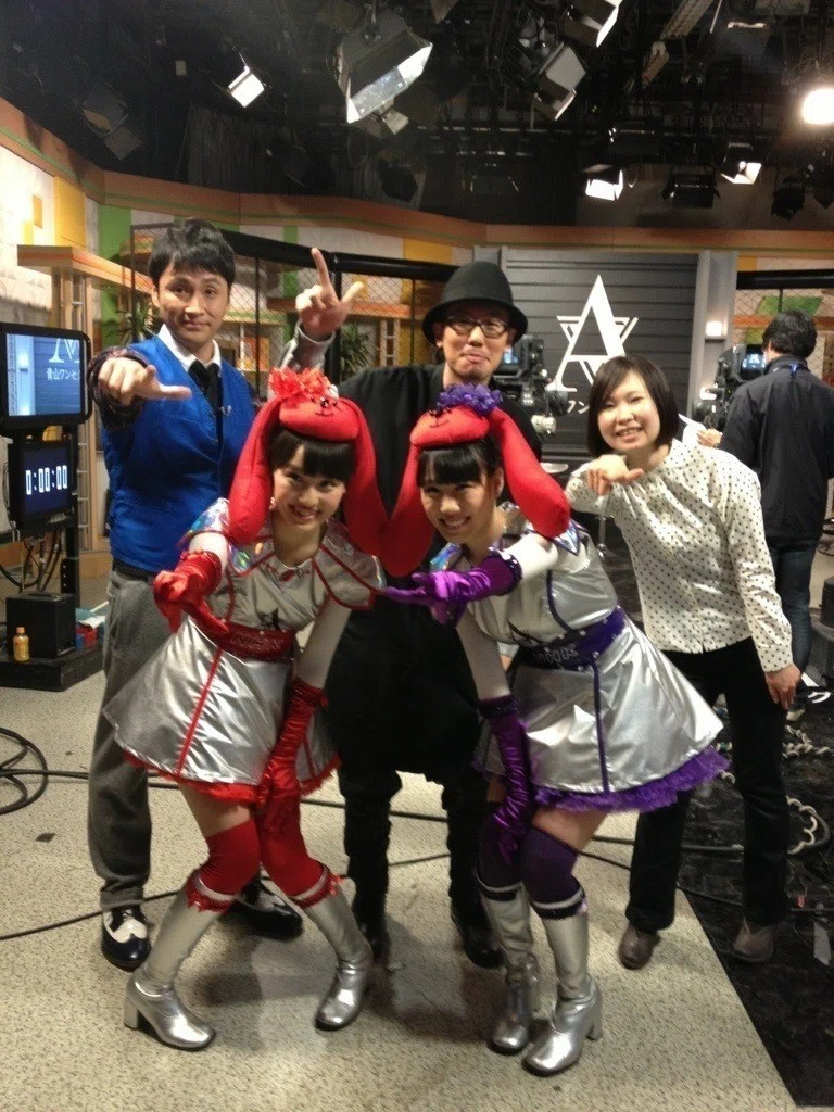 ももクロの方々と撮った記念写真 ブログに載せてもokと言っていただいていたのに忘れていました 青山ワンセグ開発というeテレの番組で 石川啄木の 石川くん という企画をプレゼンしていたときの楽屋にて 枡野浩一 Koichi Masuno Note
