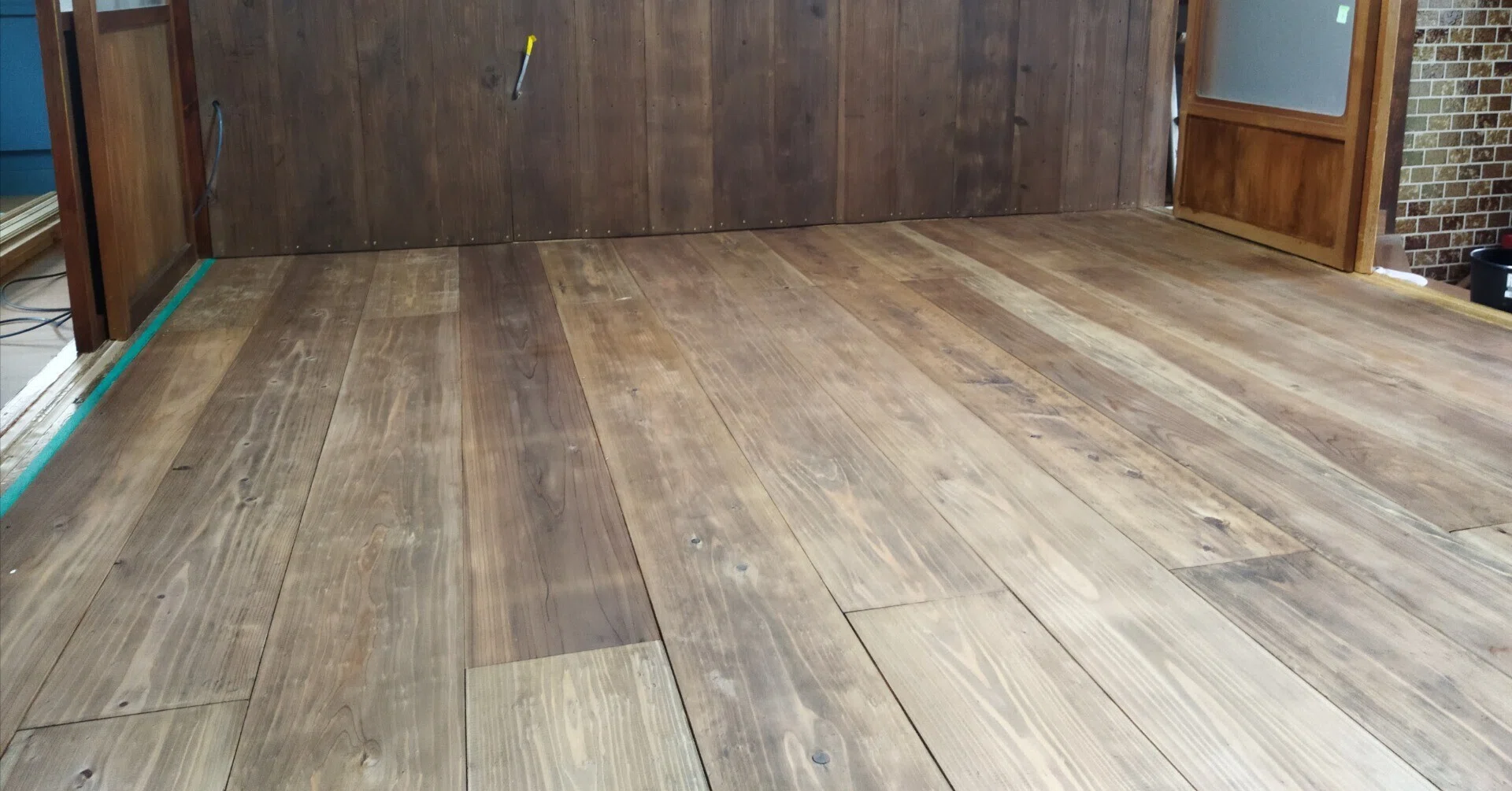 ＜＃DIY材＞フローリング　加工が自由にできる　昔の無垢　9畳分　約18平米位　6坪 素人DIYでカフェ開業！古民家リノベの全記録 #11】客室の床を無垢板に