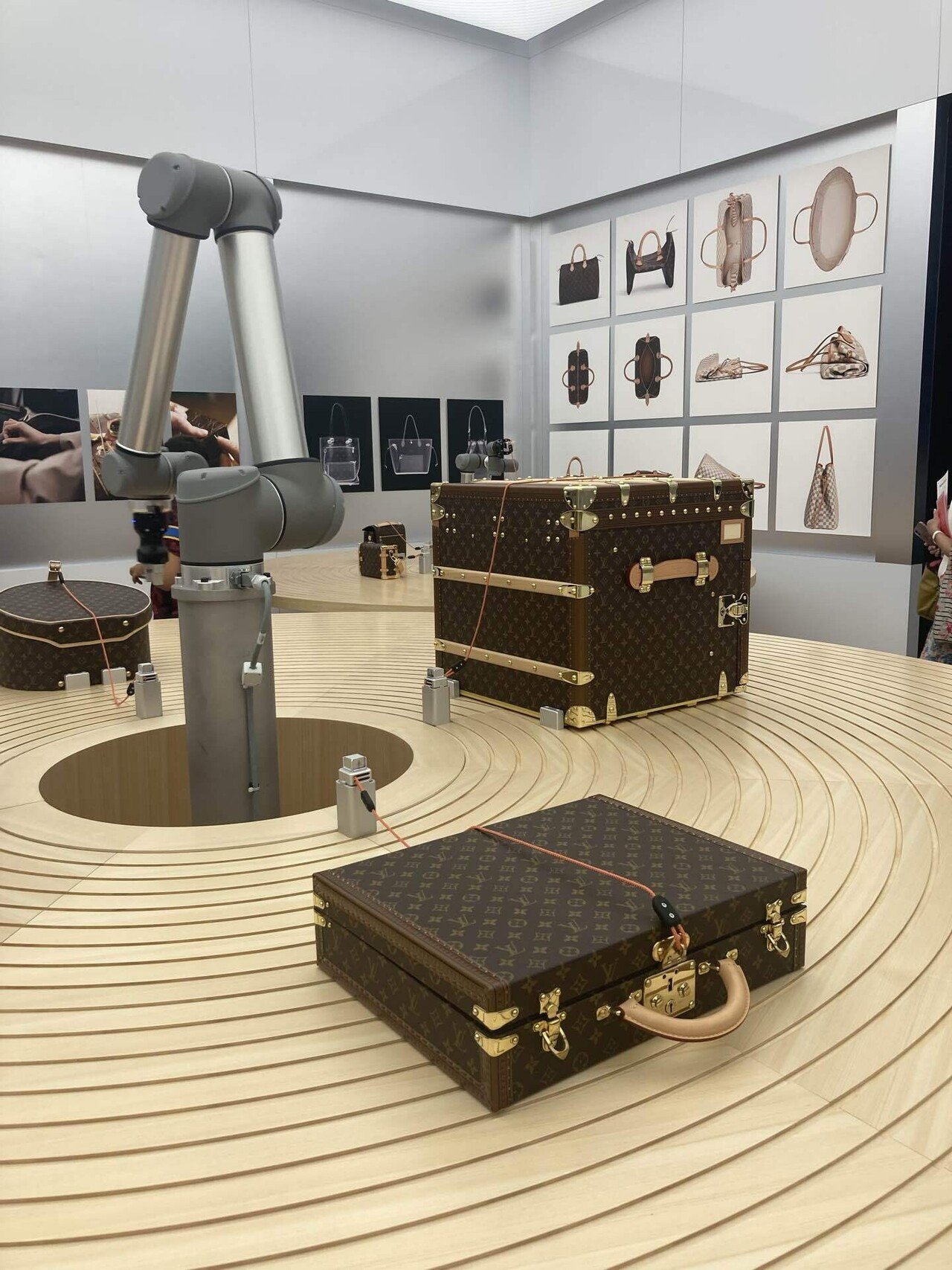 LOUIS VUITTON VISIONARY JOURNEYS 中之島美術館 Osaka archive LOUIS VUITTON 