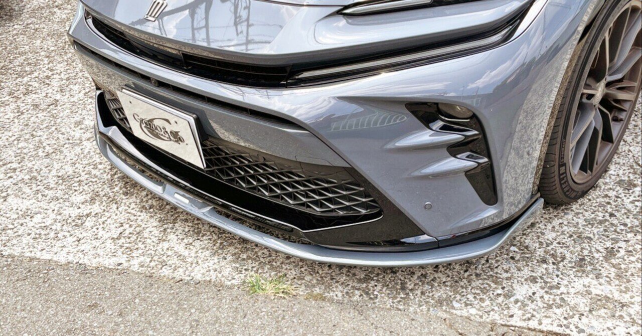 初の「黒以外」が 斬新でした！クラウンスポーツスポイラーです