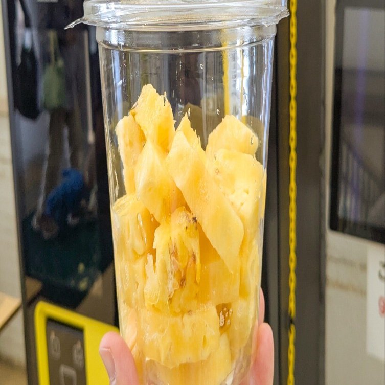 パイナップル最盛期！沖縄で初導入されたパイナップルスライサーを試し