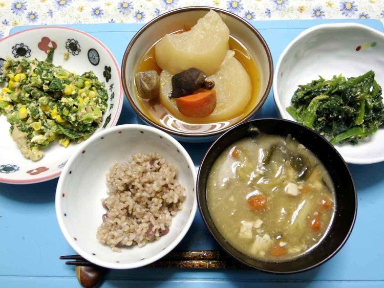 今夜は大根葉豚肉卵生姜炒め、大根とかの煮つけ、ほうれん草の胡麻みそ和え、ジャガイモとかのいろんな汁、ご飯です。