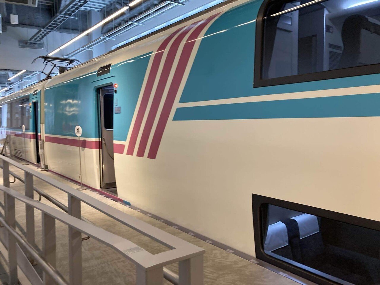 豪華特急の特別な設備｜ガサキ鉄道