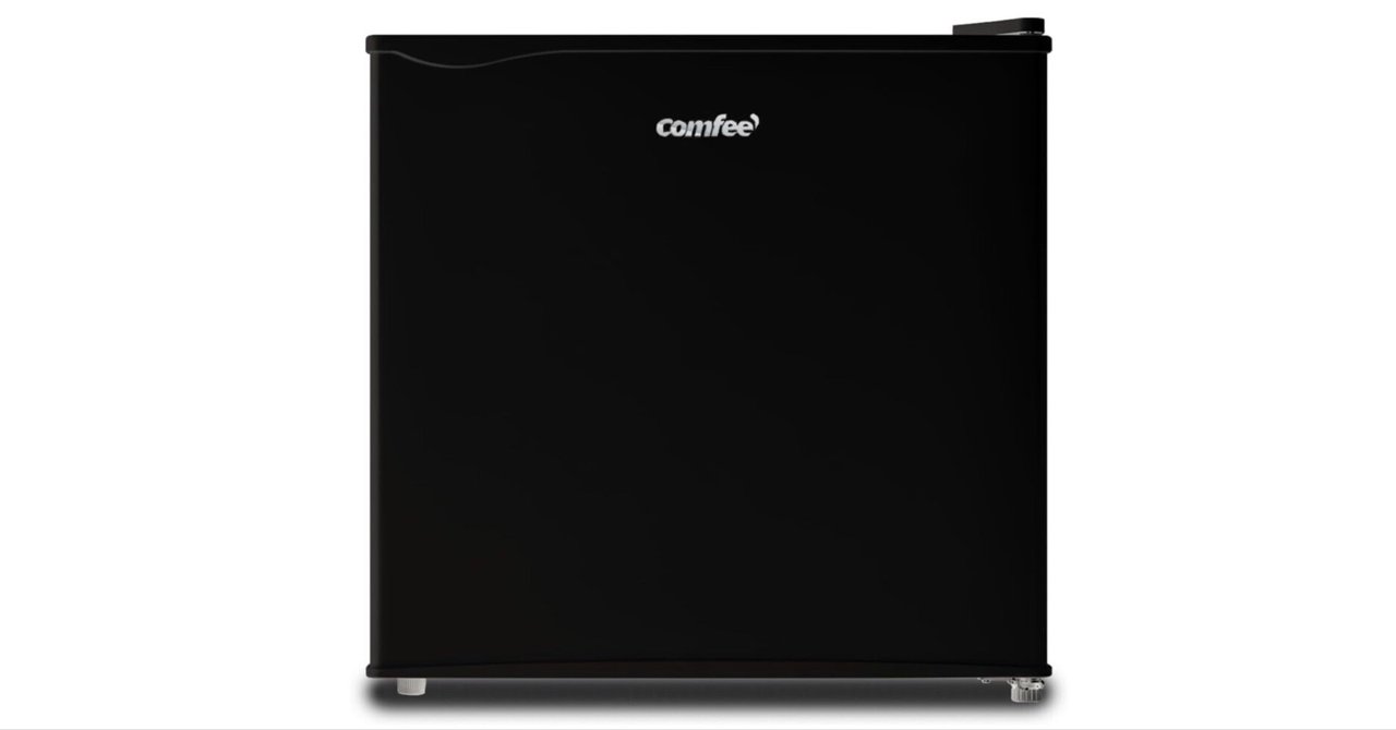 デスク周りの生活を変える、コンパクト冷蔵庫の魔法COMFEE