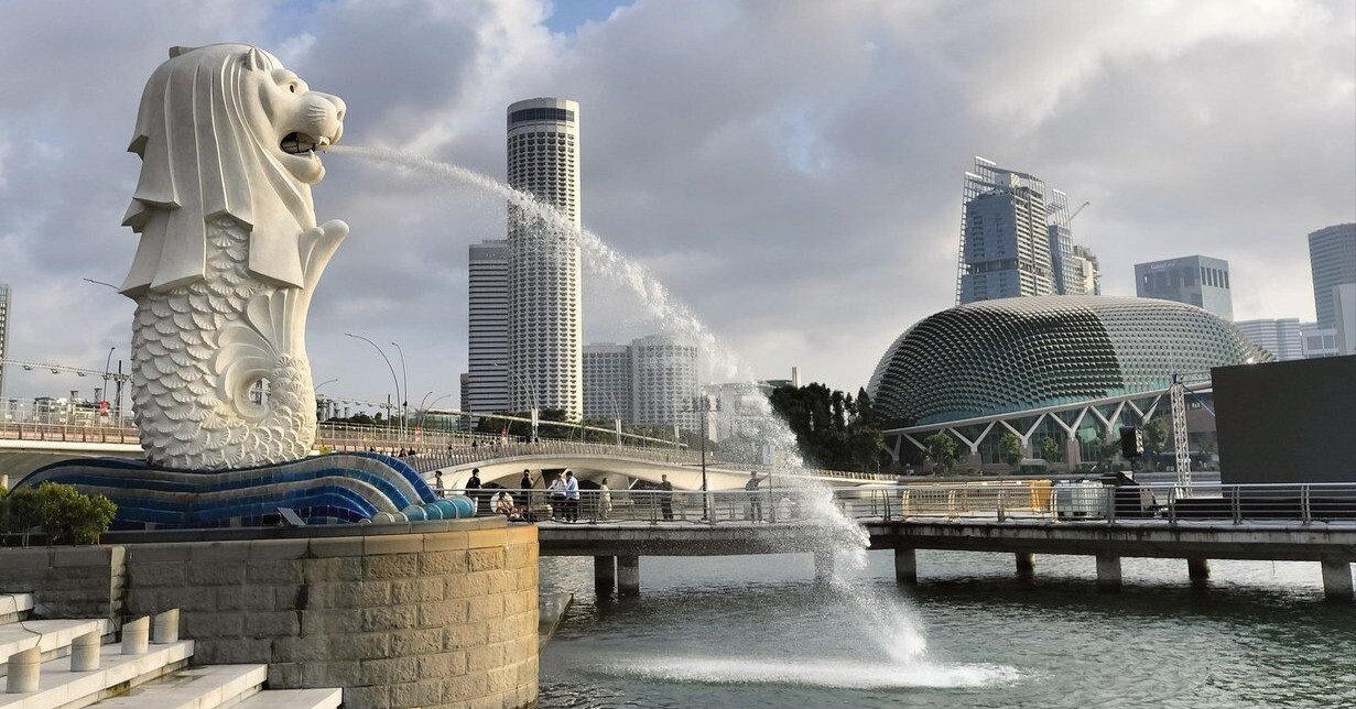 マーライオンの水を飲みに行く！』娘の夢叶えたろう！【シンガポール