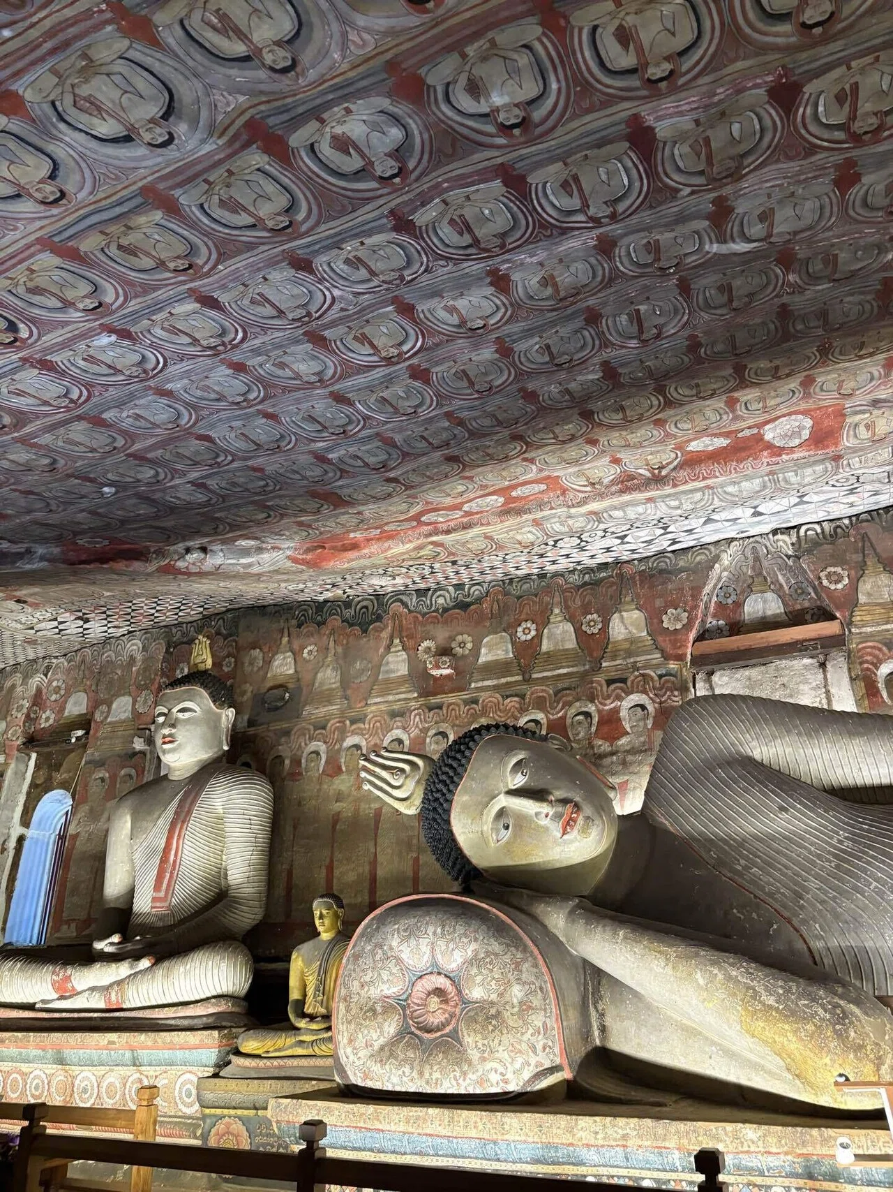 スリランカ現代美術の巨匠Laki氏独創的な線と土の息吹 蓋付容器
