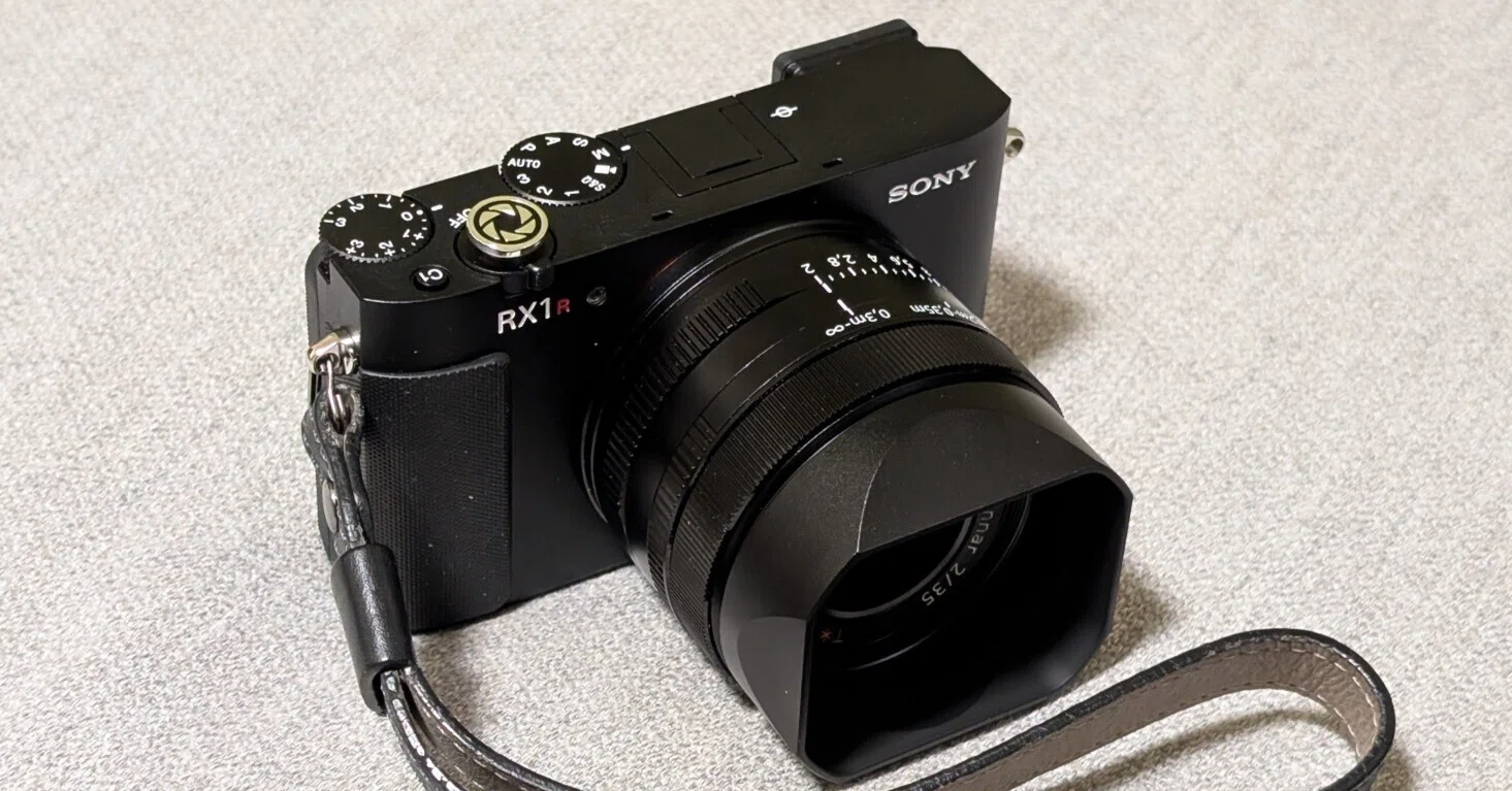 ソニー　SONY RX1RⅢ 【角形フード/予備バッテリー付】 SONY RX1RⅢ用レンズフードあれこれ｜アマクサ