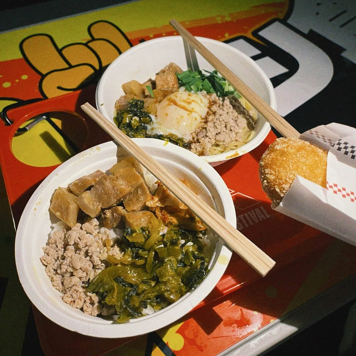 台湾まぜそばと魯肉飯の写真