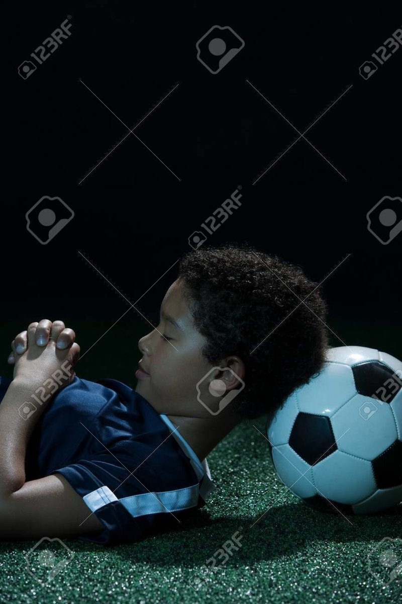 85900397-枕としてサッカーで寝ている少年