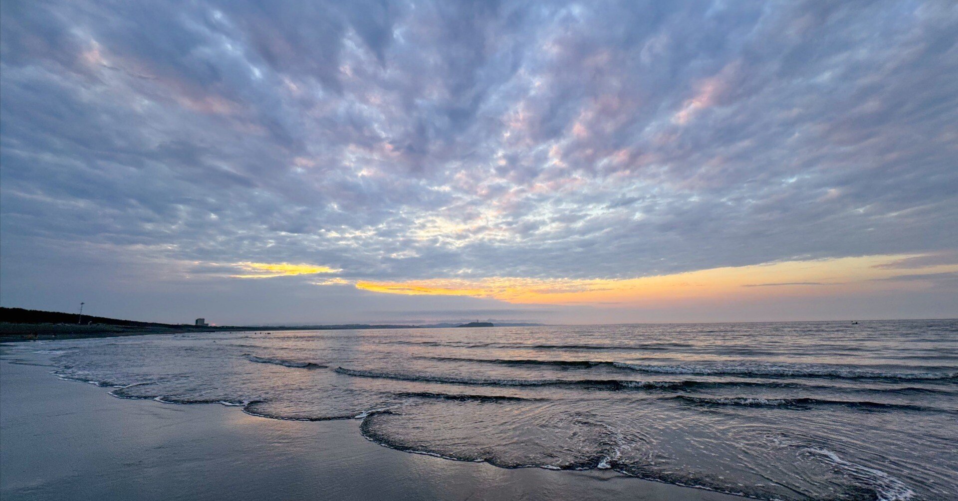 「海岸風景」 🌄 #鵠沼海岸 📸by @kei_kona ✔︎ 「マジックアワー」に撮影
