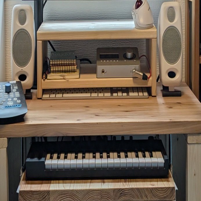 スタジオのDTMデスクをDIYした話｜いぐあなP